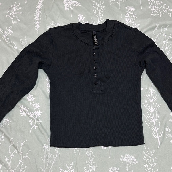 SKIMS Black Long Sleeve Shirt - Picture 1 of 4